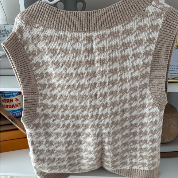 Abercrombie & Fitch Women's Beige V-Neck Sweater Vest - Picture 2 of 3